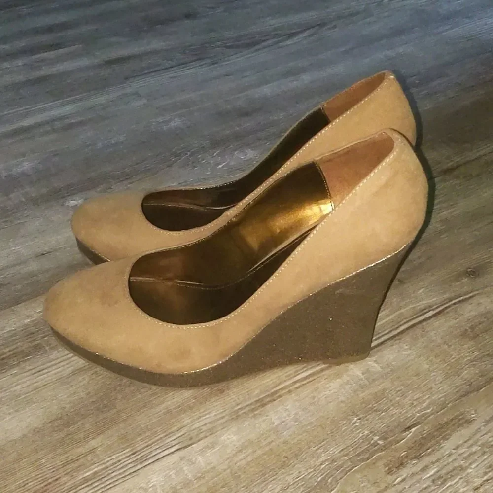 Fergalicious tan microsuede wedges Sz 10